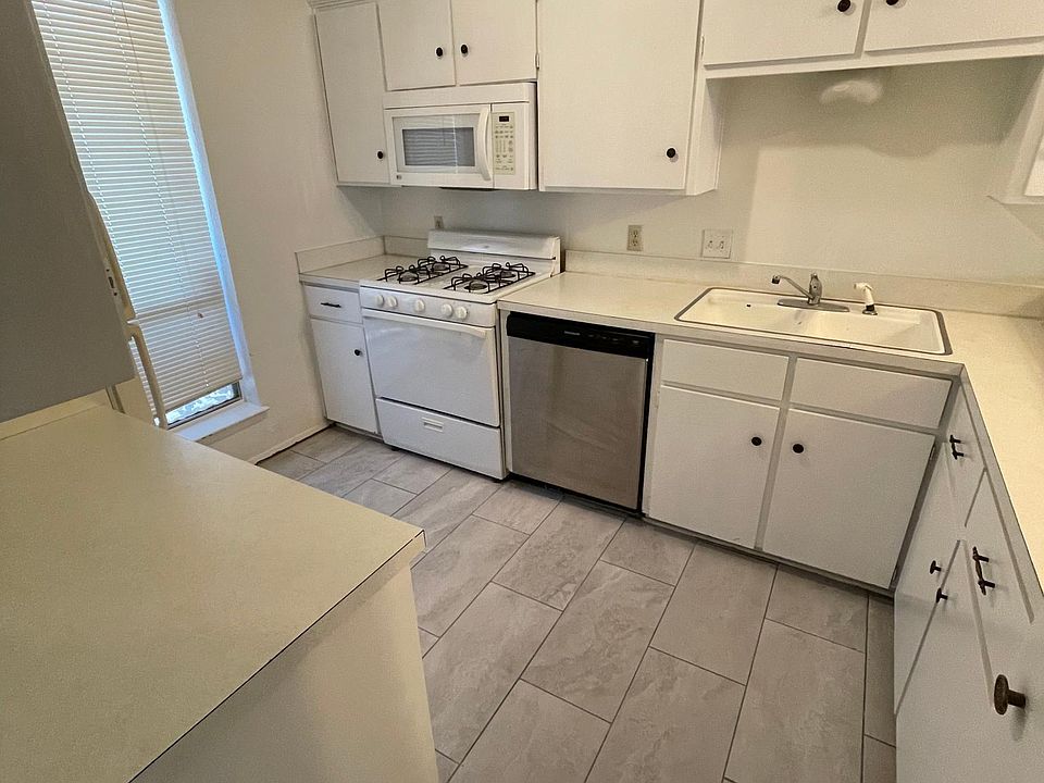1st image of 915 N Elm St APT 2