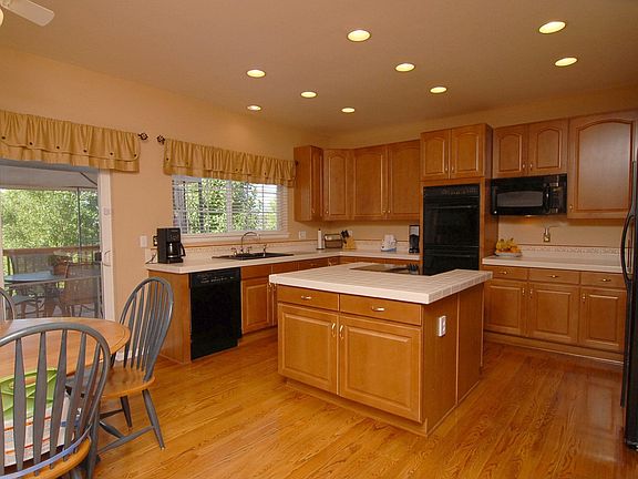 Large Kitchen w/ island and eat-in space
