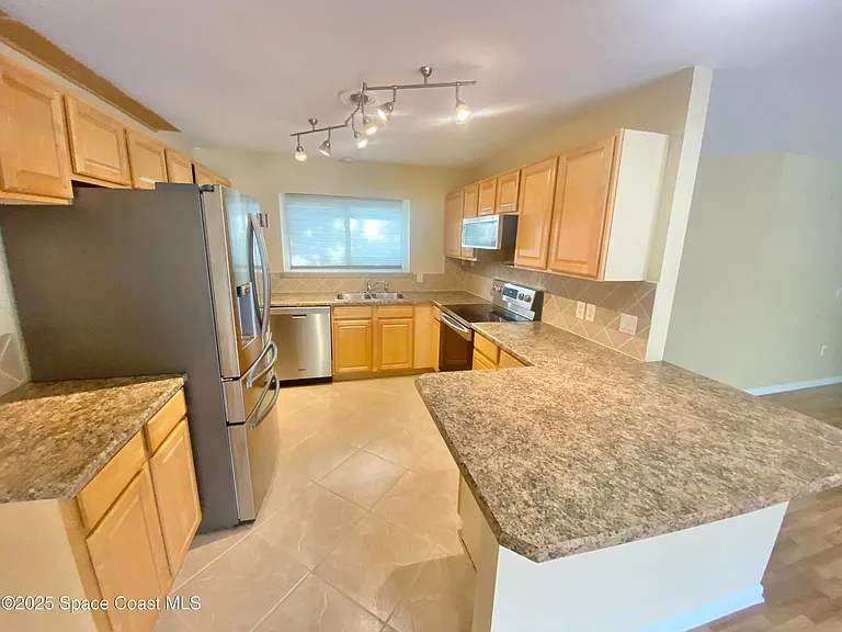 784 Alcazar Ave — Photo 5