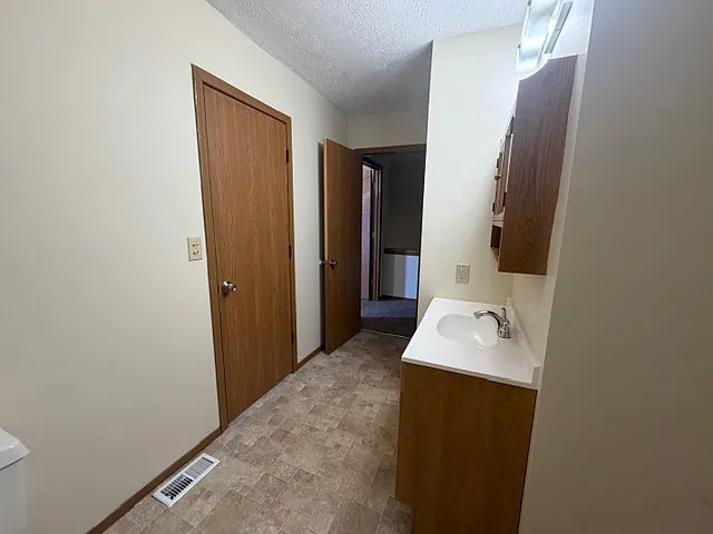 3 bed, 1.5 bath, 1350 sqft, $1,300 — Photo 14