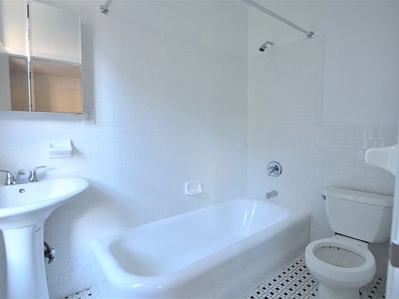 4th image of 218 W 10th St APT 4B