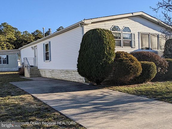 3rd image of 60 Pine Ridge Blvd