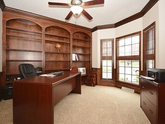 This office is sure to impress but it can also be a study, or an additional bedroom. Its nice to hav
