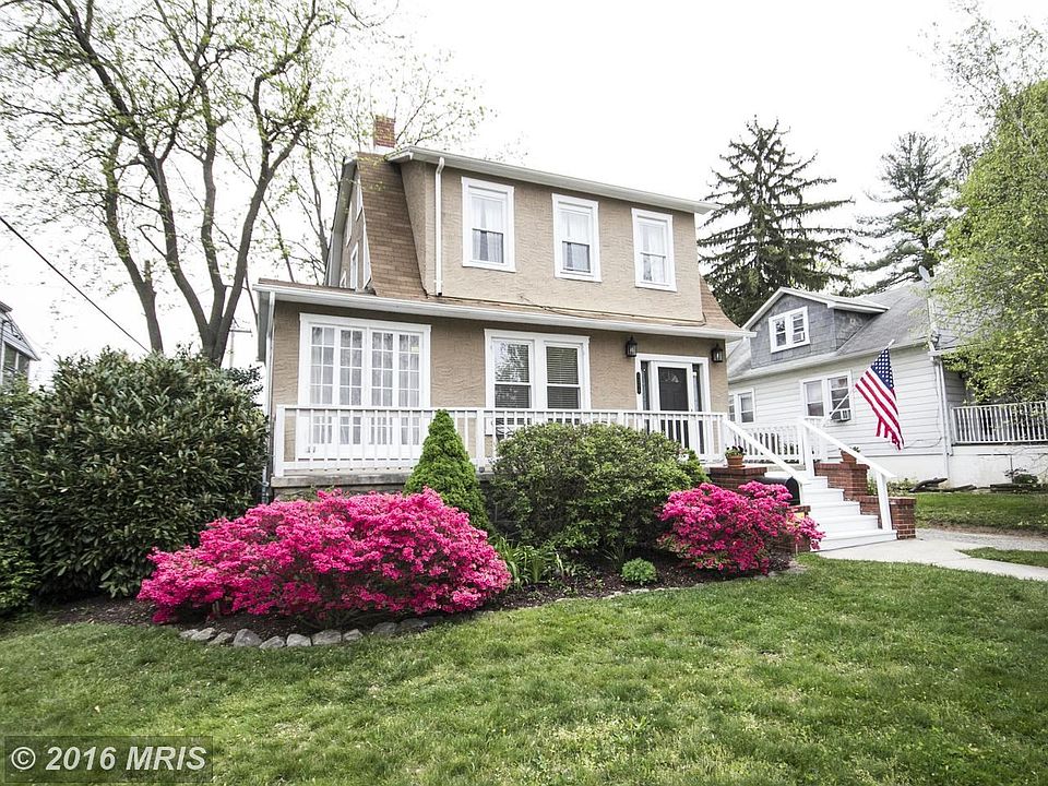 Gorgeous Colonial on pretty street!