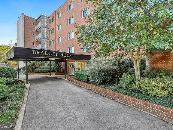 3rd image of 4800 Chevy Chase Dr APT 102