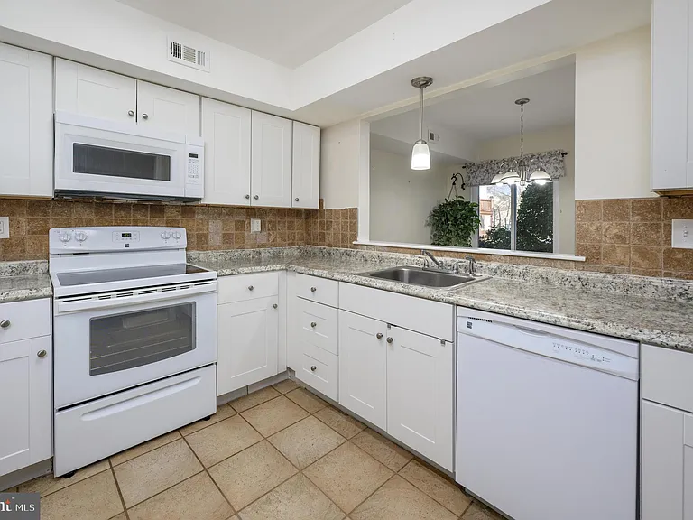 339 Woodlake Dr — Photo 12