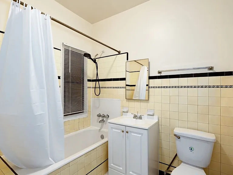 Evanston Apartments — Photo 8
