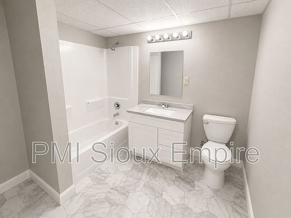 5th image of 918 W 10th St