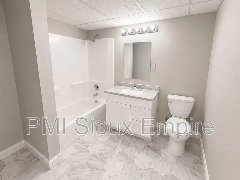918 W 10th St — Photo 5