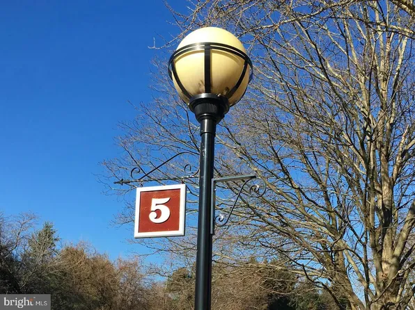 5 Stonehenge Cir APT 10, Baltimore, MD 21208