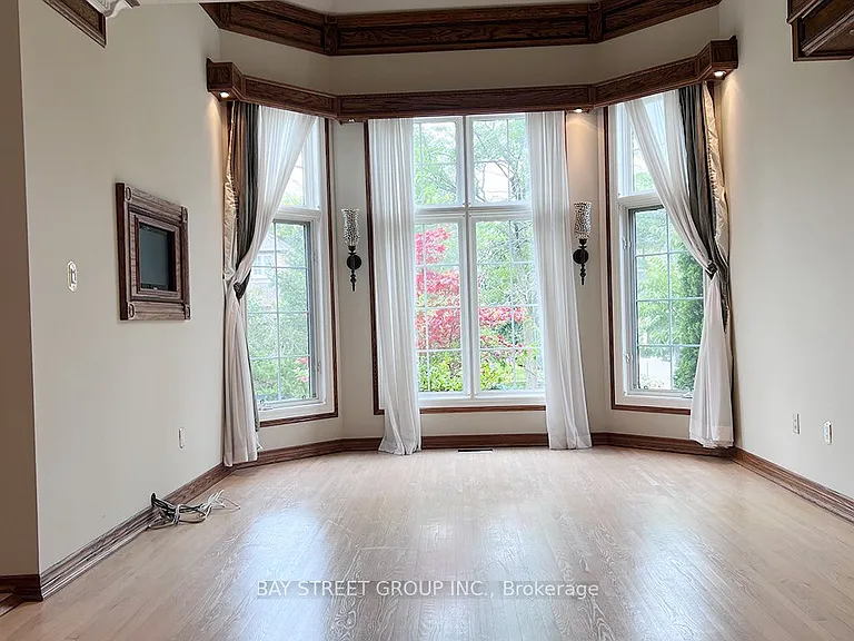 49 Forester Cres — Photo 3