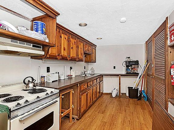 3rd image of 1295 River St