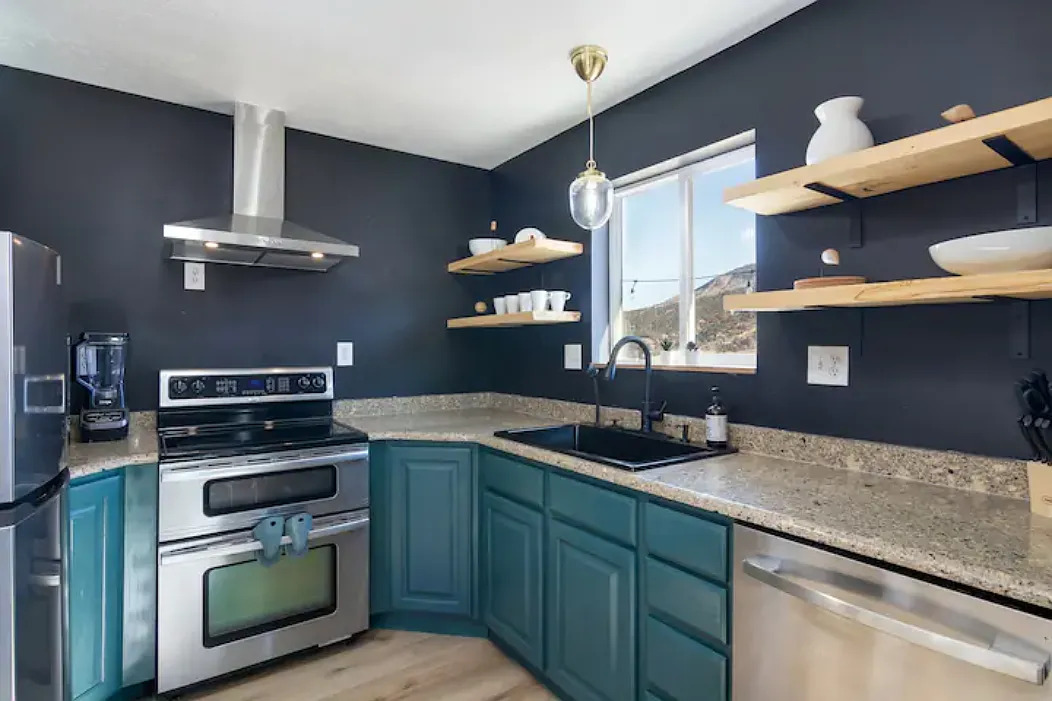6 bed, 4.5 bath, 2696 sqft, $5,300 — Photo 4