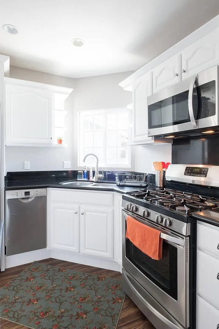 2 bed, 950 sqft, $3,000 — Photo 2