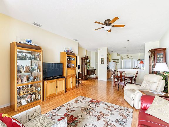 4th image of 19305 Weymouth Dr