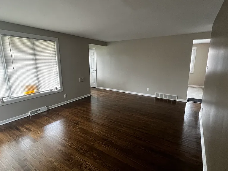Marian Dr — Photo 3