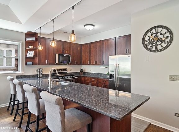 5th image of 837 W Ainslie St #3