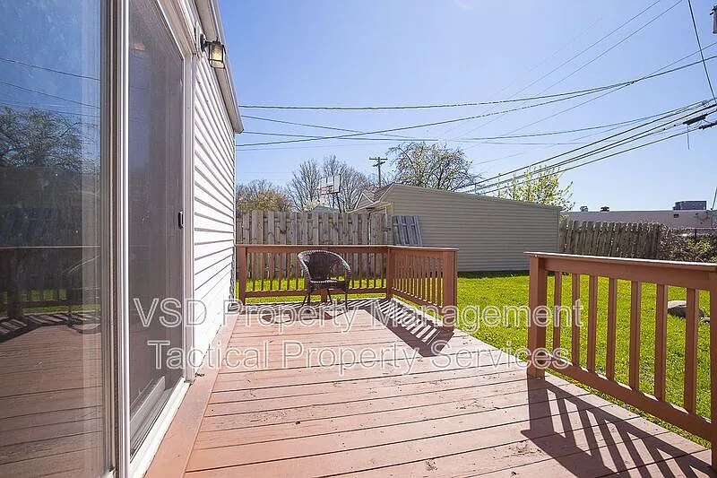 3 bed, 1.0 bath, 1222 sqft, $1,595 — Photo 3