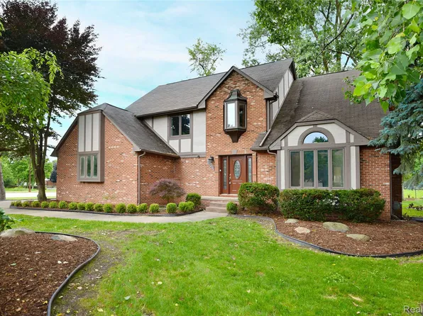 5027 Shady Creek Dr, Troy, MI 48085