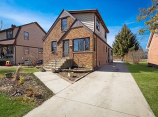 422 S Monterey Ave, Villa Park, IL 60181