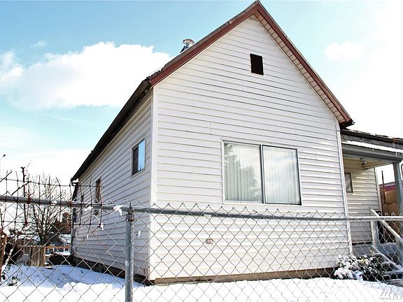 Front/side picture of residence and adjoining vacant lot 
