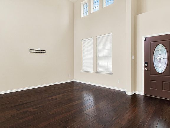 3rd image of 5853 Pinebrook Dr