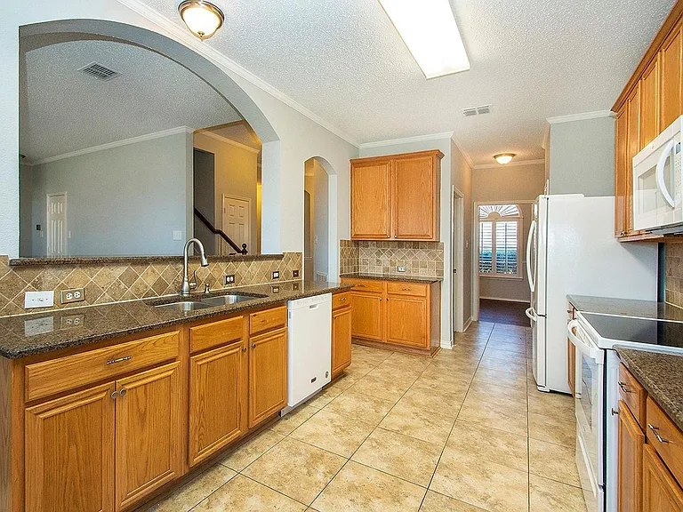 406 Leameadow Dr — Photo 5