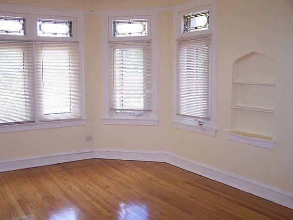 4th image of 1143 E 81st Pl APT 2