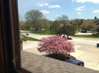 9800 Hawthorne Glen Dr, Grosse Ile, MI 48138