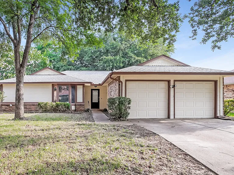 2614 Berkshire Ln — Photo 1