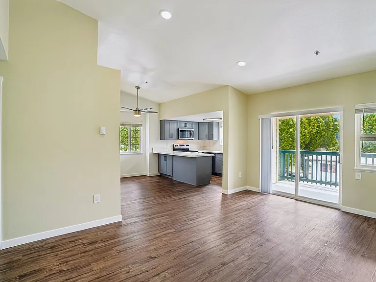 Sunset Highlands Apartments — Photo 42