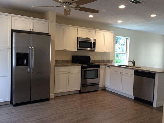 3rd image of 423 Waterway Ln