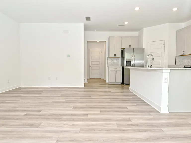 1728 Trinity Ln — Photo 3