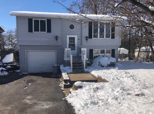 7405 Chippewa Dr, Wonder Lake, IL