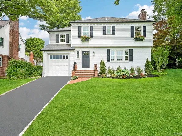 22 Shorehaven Lane, Manhasset, NY 11030