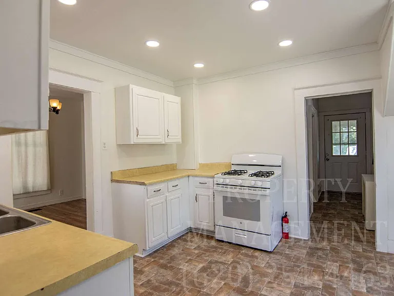 929 E Myrtle St — Photo 9