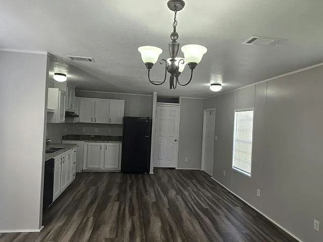 3 bed, 2.0 bath, 1056 sqft, $1,965 — Photo 2