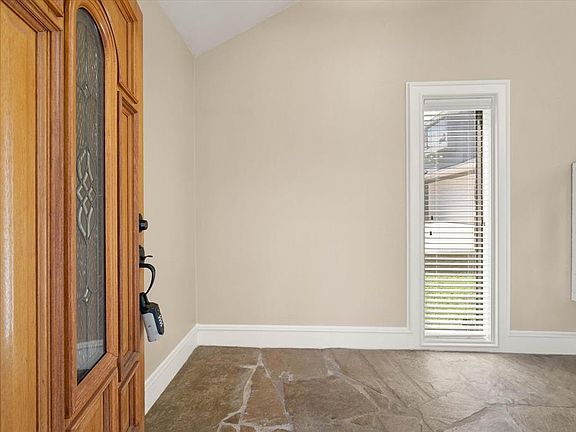 5th image of 3001 Raintree Rd