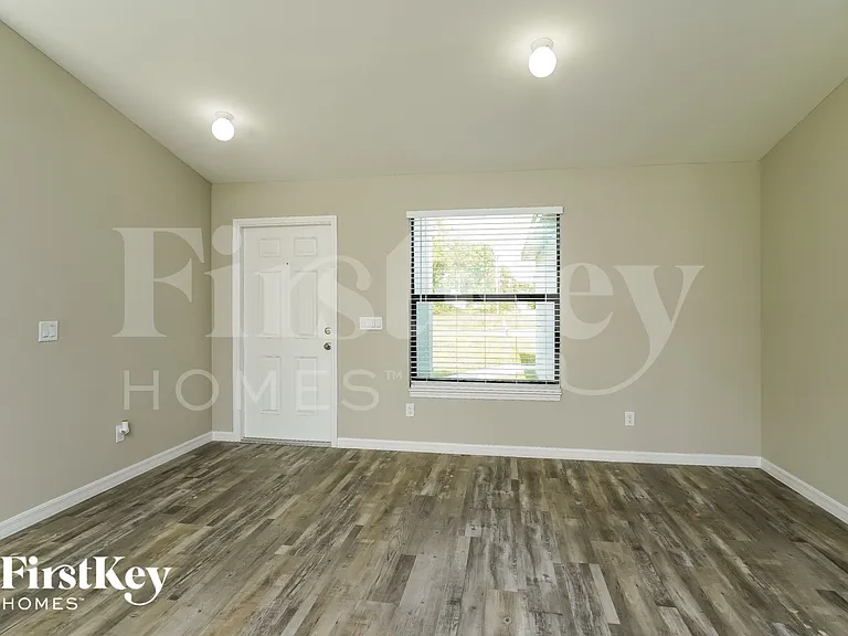 755 Puccini Ave S — Photo 4