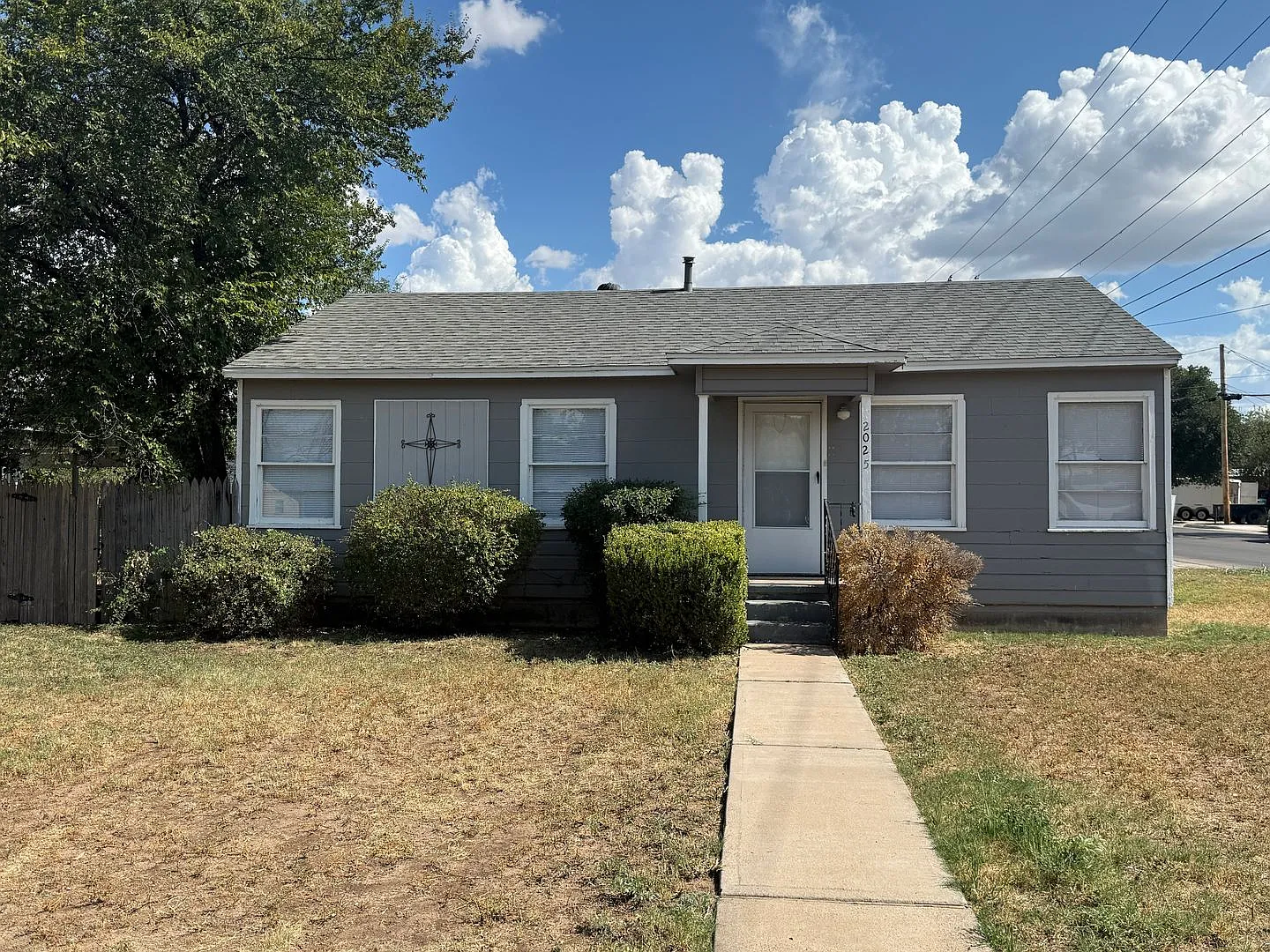 Cute, Affordable 2 Bedroom 1 Bath House Available Now! — Photo 1