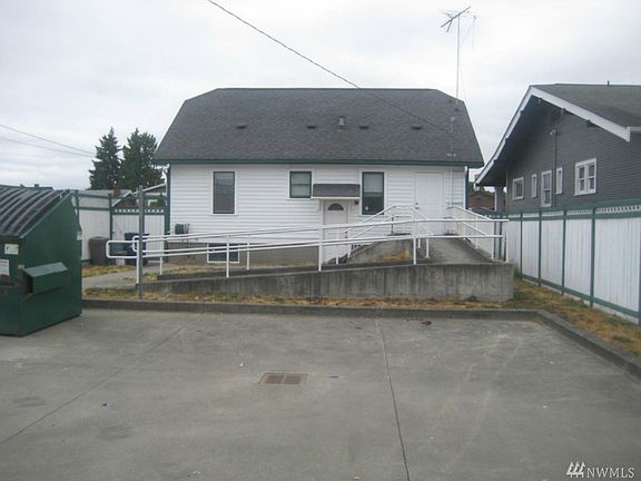 2nd image of 328 1st St NE