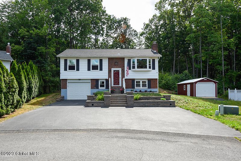 2nd image of 13 Pines Court