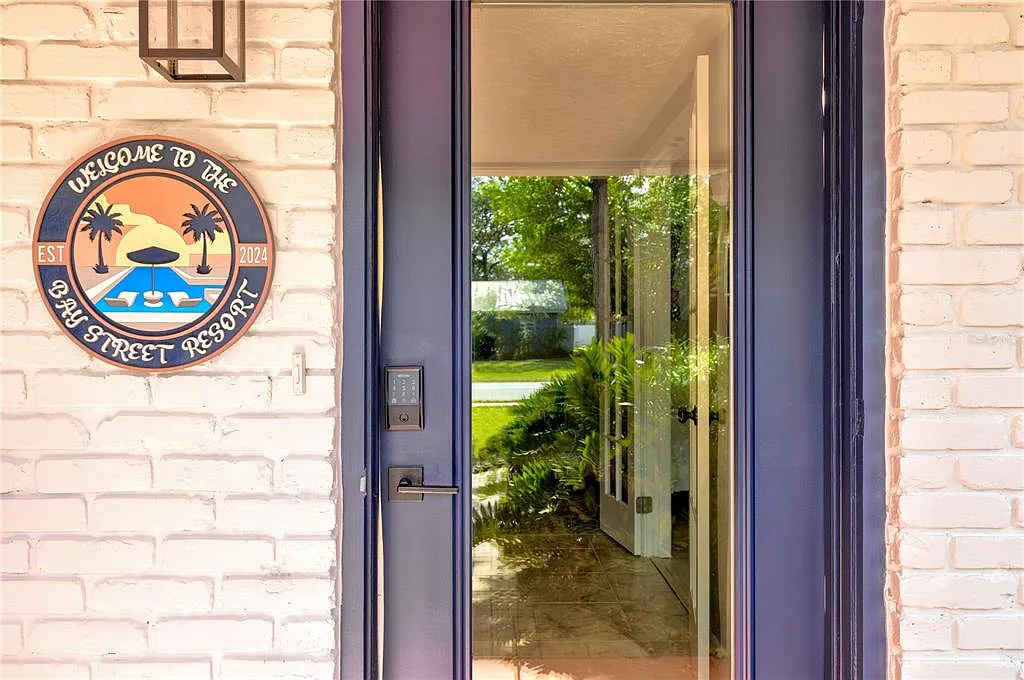 3 bed, 2.0 bath, 1732 sqft, $9,900 — Photo 3