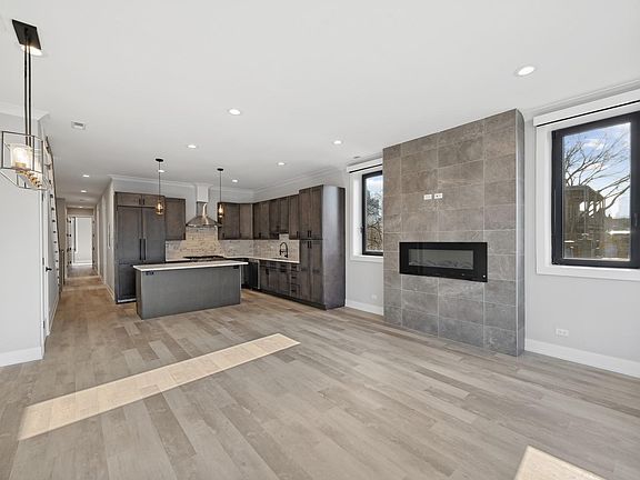 3rd image of 1638 N Sedgwick St #3
