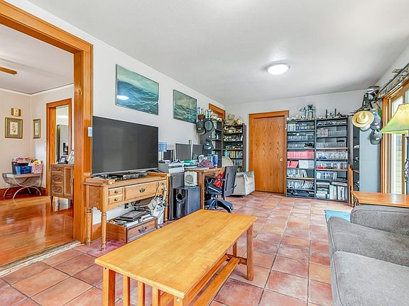 4th image of 305 Union St