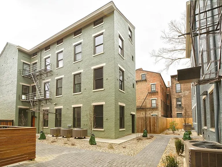 122 W 15th St #222 — Photo 2