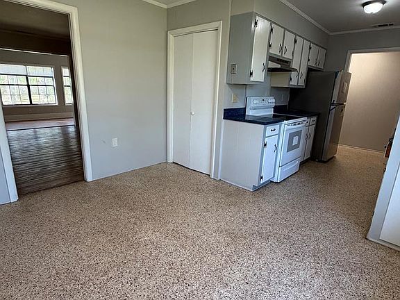 3rd image of 807 Jungle Rd