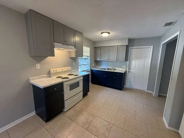 Remodeled & Upgraded Beautiful 2/1.5!! Apply for FREE, 2584 Chestnut Woods Dr, Lakeland, FL 33815