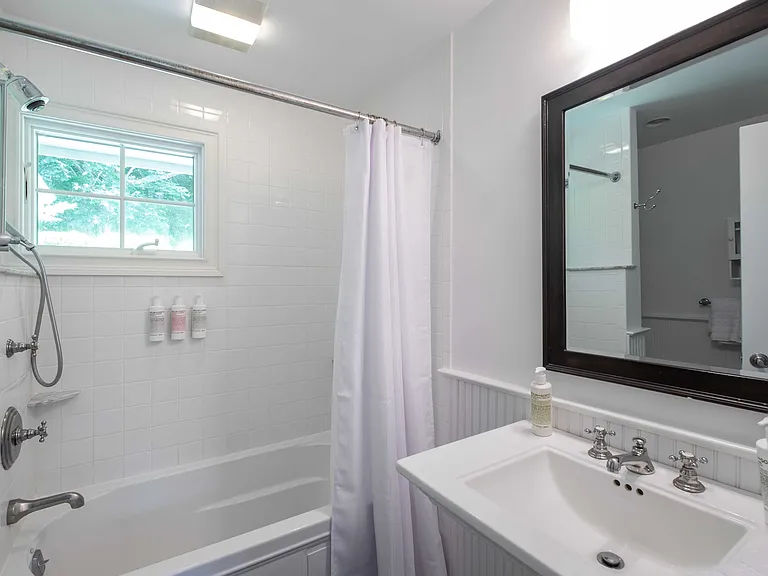 241 Pantigo Rd — Photo 29