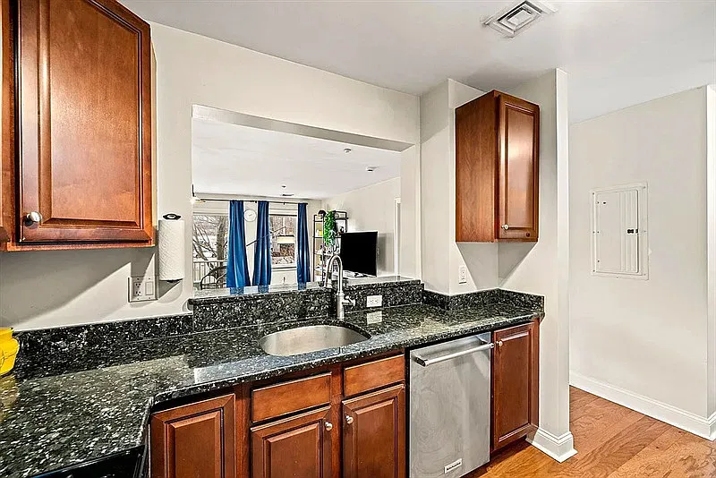 1 bed, 1.0 bath, 901 sqft, $1,820 — Photo 3